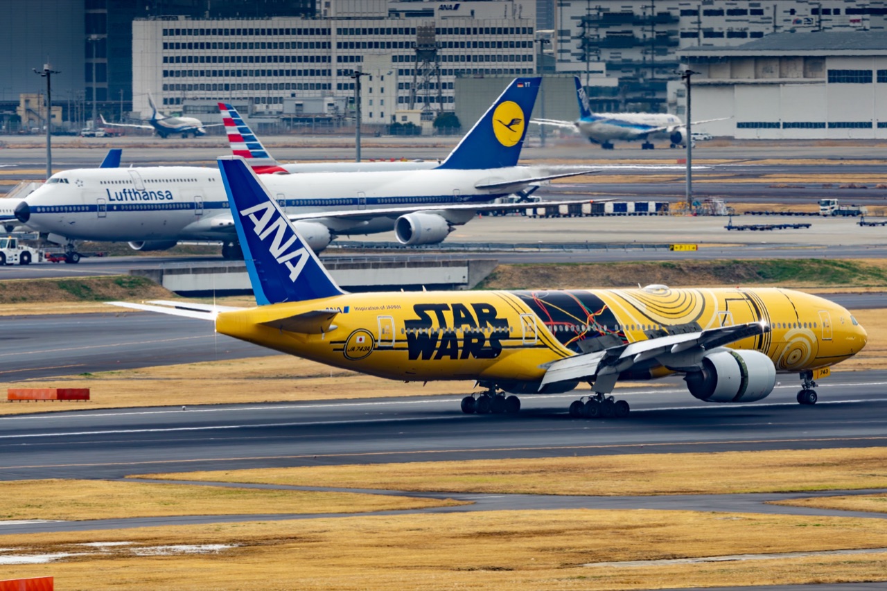 Lufthansa and ANA aircraft at Tokyo Haneda Airport